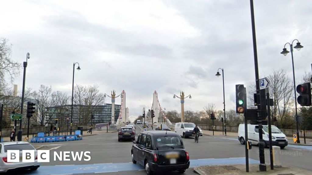 Chelsea Bridge: Man who died after Taser was holding firelighter