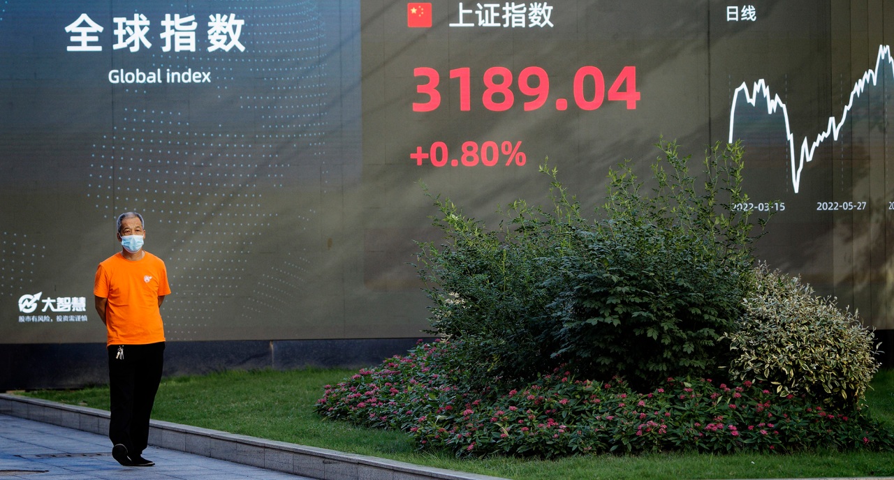Business Maverick: Stocks lifted by tech; dollar up ahead of Powell: markets wrap