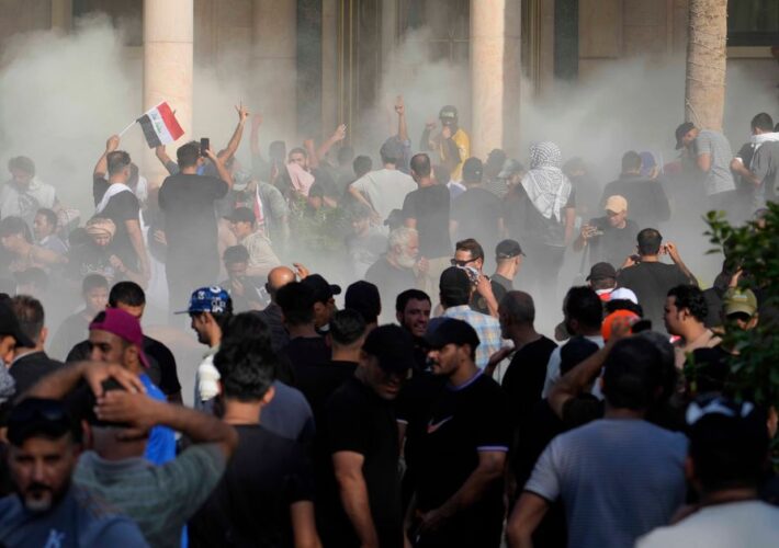 Iraqi Cleric Tells Supporters To Leave Government Quarter After Street Clashes