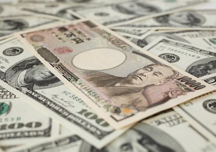 USD/JPY declines towards 138.50 amid upbeat Japan Retail Trade data