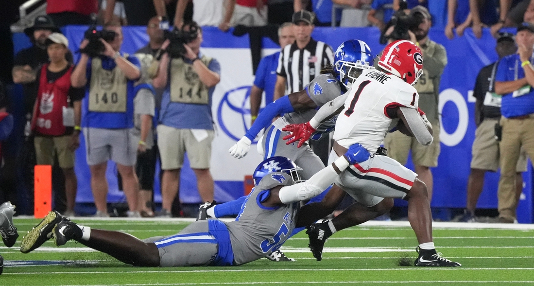 Top 25 roundup: No. 1 Georgia avoids upset, nips Kentucky 13-12