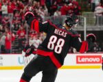 NHL roundup: Hurricanes handle Flyers for 7th win in row