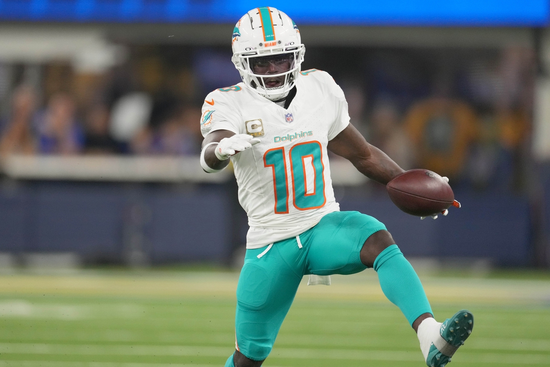 Dolphins WR Tyreek Hill (wrist) plans to play, claims surgery on table