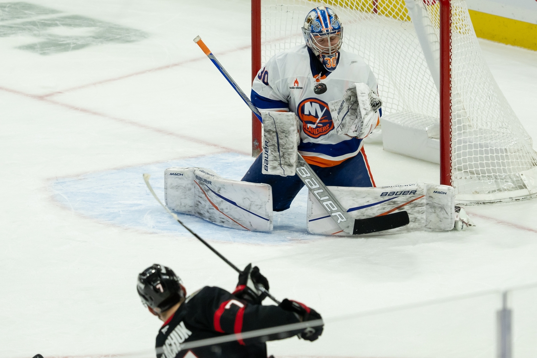 Blackhawks, Islanders aim to take pressure off goalies