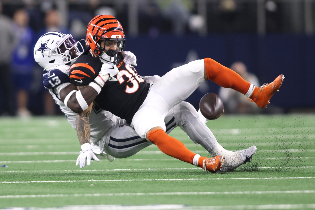 Cowboys LB DeMarvion Overshown injures knee vs. Bengals