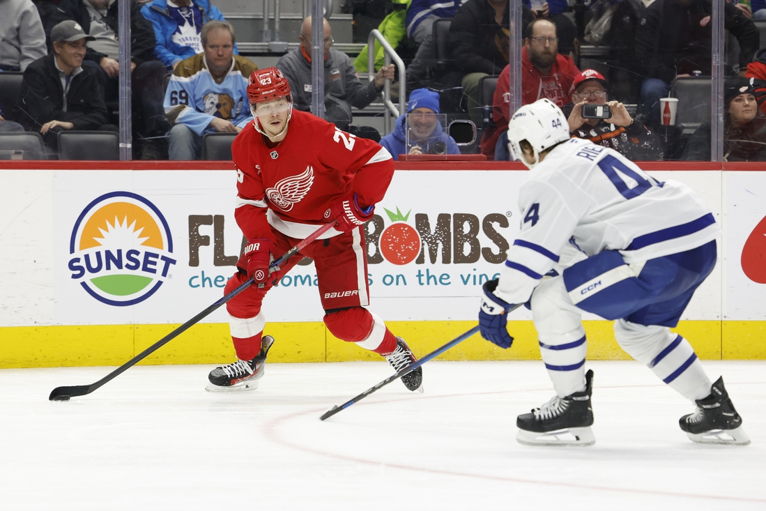 Jeff Petry gets first 2 goals of season as Wings double up Leafs