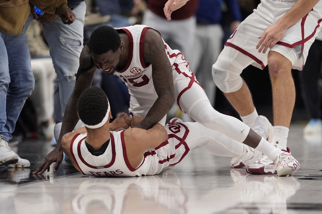 Top 25 roundup: No. 14 Oklahoma nips No. 24 Michigan with 4-point play