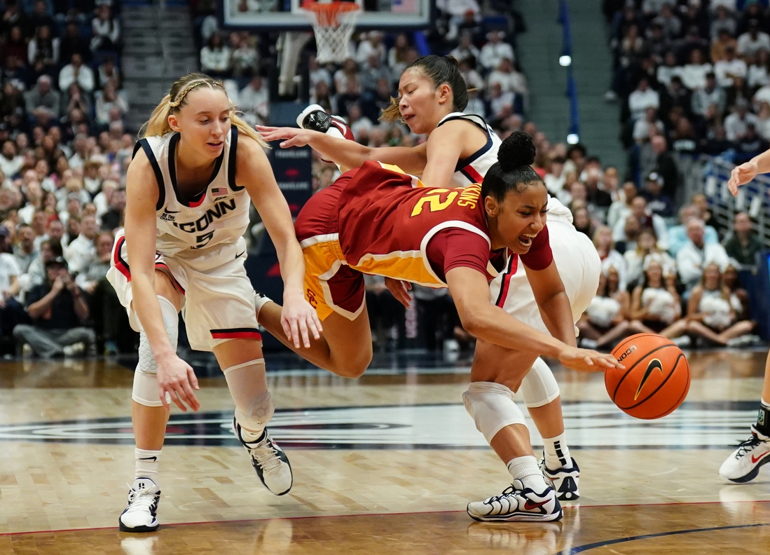 Top 3 unchanged, Trojans soar to No. 4 in women’s poll